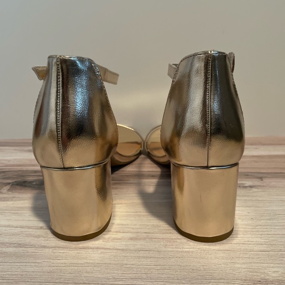 NEVER WORN Bamboo Headline Metallic Gold 2.5" Block Heel- Size 6.5 - Picture 5 of 6
